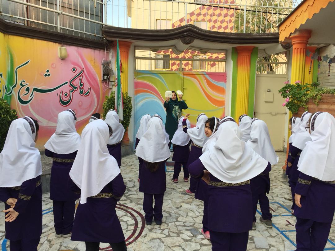 تدرس درس فارسی کلاس اول «الف» در حیاط مدرسه
